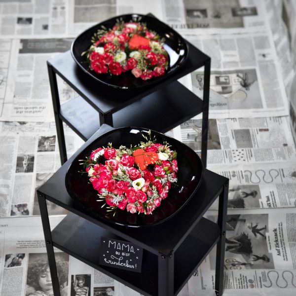 Muttertag Der Blütenwald Floral Design rosarot geschmückte Herzen auf 2-stöckiger Tisch Herz